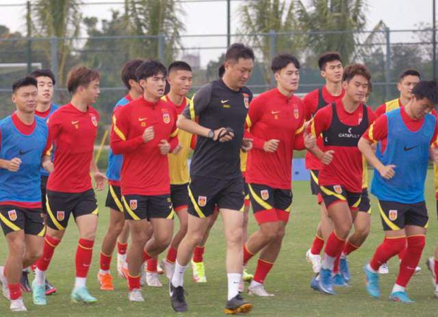 今日焦点战预告16:45 澳超赛场 悉尼FC VS 惠灵顿凤凰 惠灵顿凤凰强势出击能否在客场全身而退？01:30 意甲赛事 那不勒斯 VS 蒙扎 那不勒斯欲在主场迎来反弹重返欧战区!02:45 葡超赛场 本菲卡 VS 法马利卡奥 本菲卡对榜首之位虎视眈眈，法马利卡奥客场之旅恐难以全身而退？03:45 意甲赛事 热那亚 VS 国际米兰 国米已连续多场赛事保持不败，火“热”势头欲继续延续？ 事件那不勒斯后卫纳坦肩膀脱臼，马扎里：队医说他将缺席一个半月那不勒斯主帅马扎里称，后卫纳坦因肩膀脱臼将缺席一个半月时间。